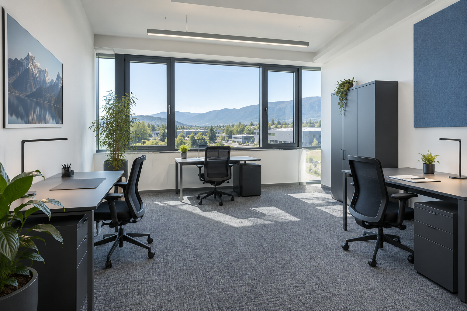 Helles Büro mit mehreren Arbeitsplätzen